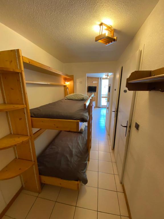 Postel nebo postele na pokoji v ubytování 1 Bedroom appt with mountain views