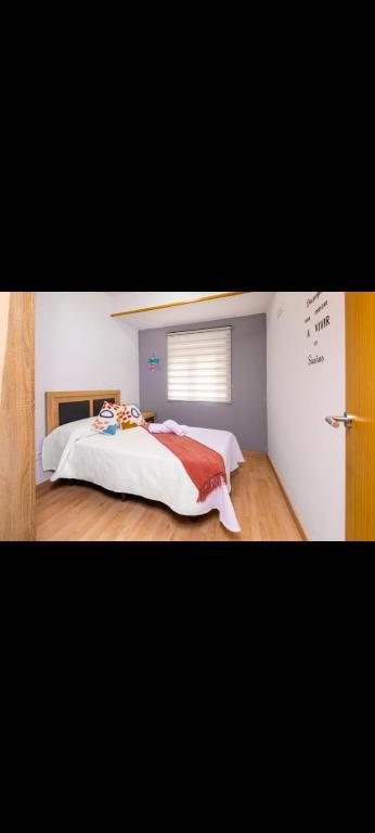a bedroom with a bed and a window at Alojamiento el halcon in Santoña
