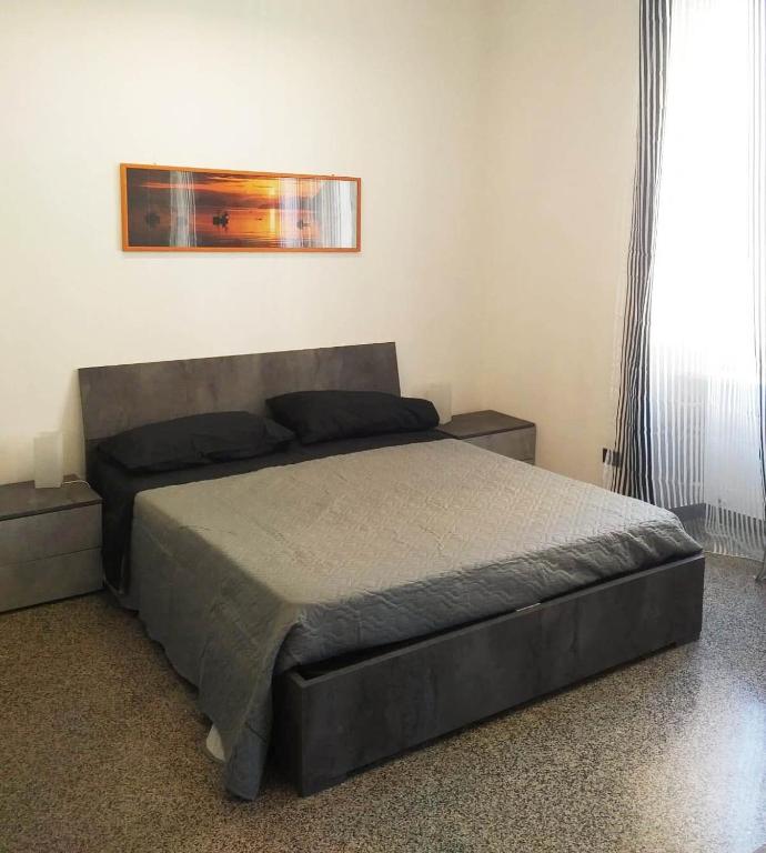 una camera da letto con un letto in una stanza di La Corte Charm Apartment- Where the memories are made a Genova