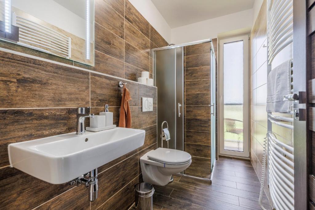 un bagno con lavandino e WC di HP APARTMÁNY SKIAREÁL- Buková Hora v Orlických horách 100 m od lanovky a Červená Voda
