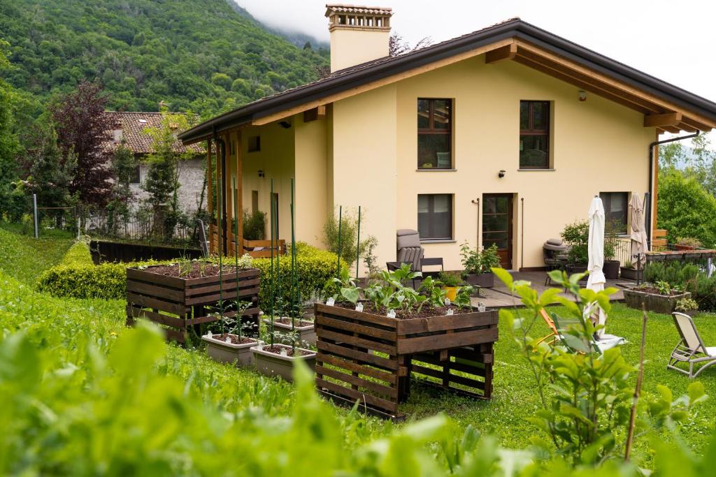 dom z ogrodem przed nim w obiekcie Agriturismo Deviscio w mieście Lecco