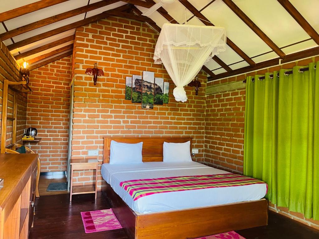 Postel nebo postele na pokoji v ubytování Sungreen Cottage Sigiriya