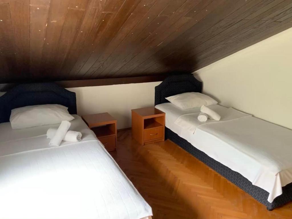 Postel nebo postele na pokoji v ubytování Apartments Dunja