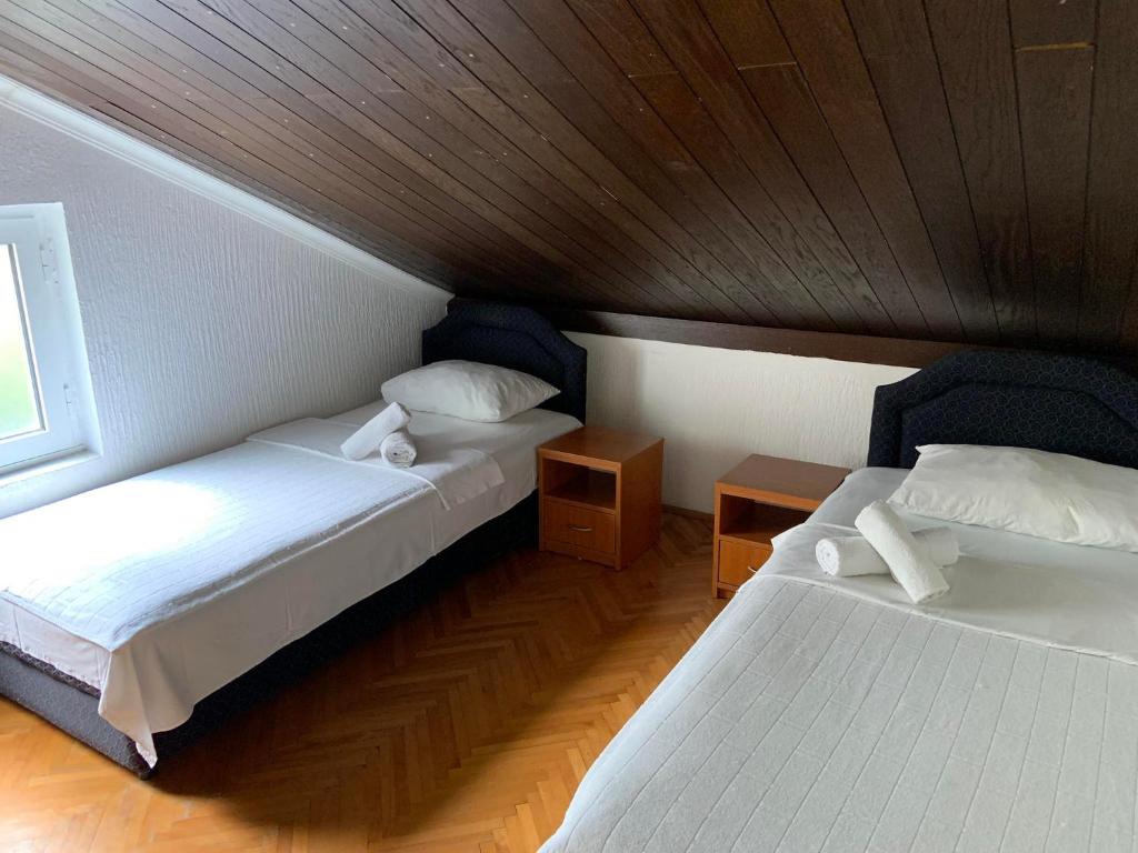 Postel nebo postele na pokoji v ubytování Apartments Dunja