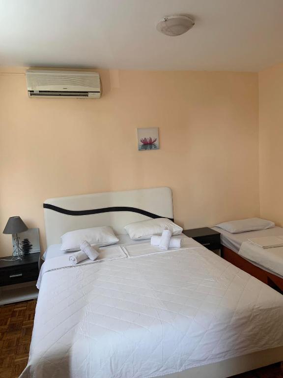 Postel nebo postele na pokoji v ubytování Apartments Dunja