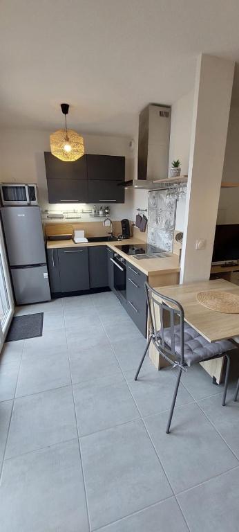 une cuisine avec une table et une table ainsi qu'une salle à manger dans l'établissement LouEva, à Mimizan