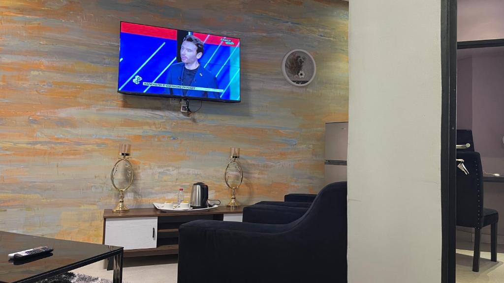 TV a/nebo společenská místnost v ubytování Hôtel Vendôme Douala
