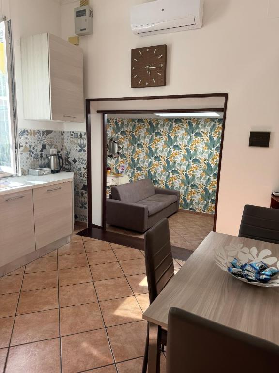 kuchnia i salon ze stołem i kanapą w obiekcie Gioviale House Pescara w mieście Pescara
