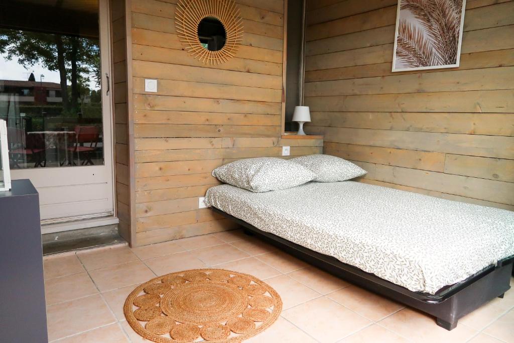 Postel nebo postele na pokoji v ubytování Magnifique studio Le FLAMANT DORE avec Loggia, Terrasse & Climatisation, Proche Mer