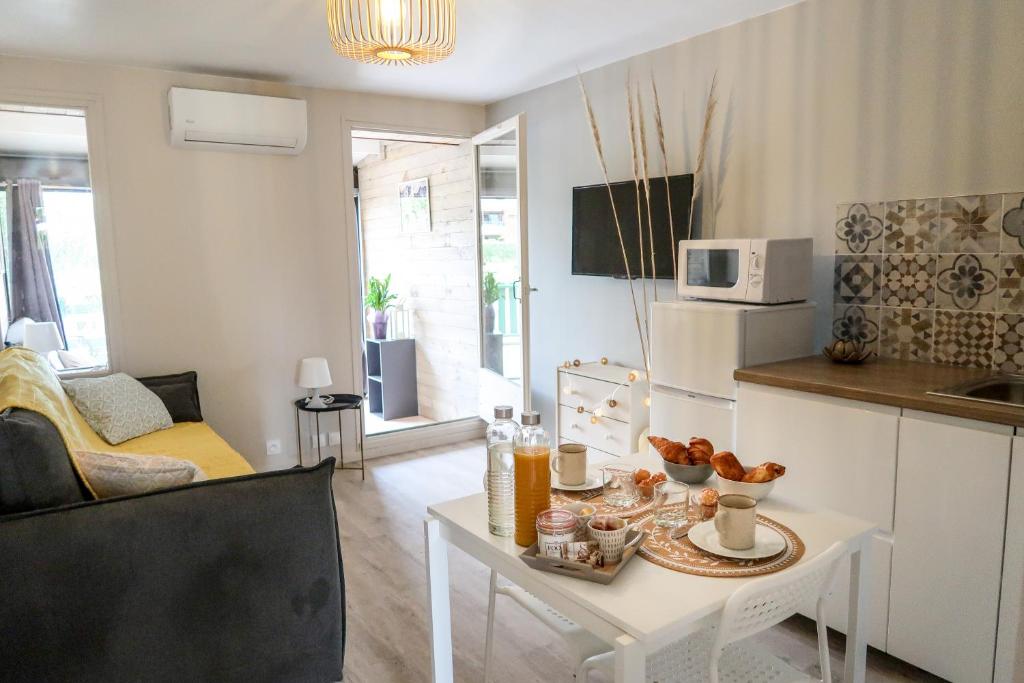 Kuchyň nebo kuchyňský kout v ubytování Magnifique studio Le FLAMANT DORE avec Loggia, Terrasse & Climatisation, Proche Mer