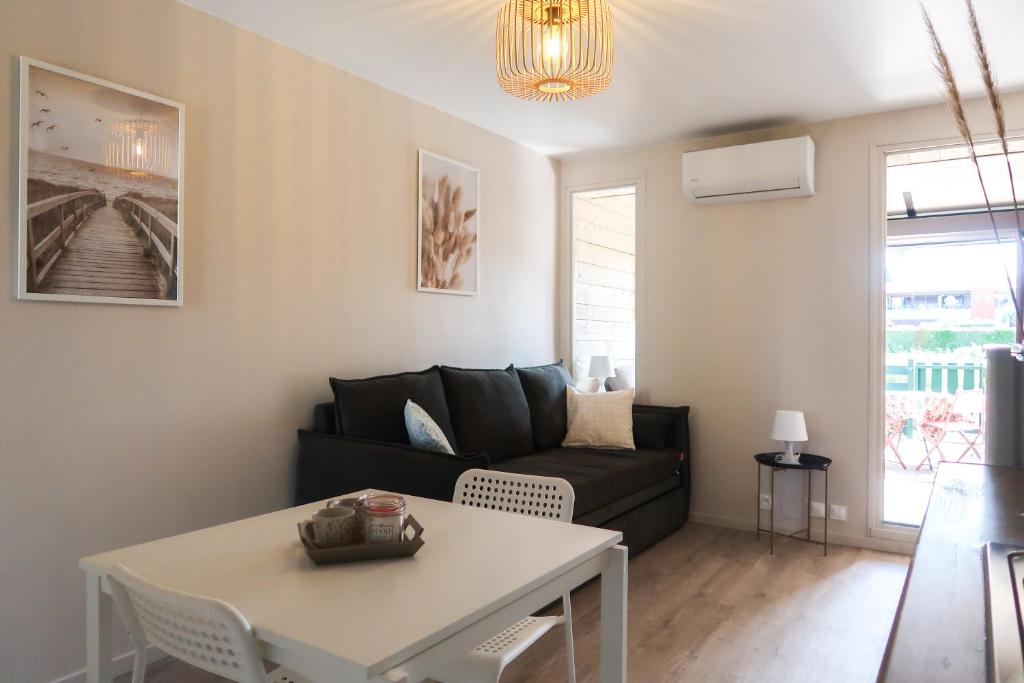 Posezení v ubytování Magnifique studio Le FLAMANT DORE avec Loggia, Terrasse & Climatisation, Proche Mer