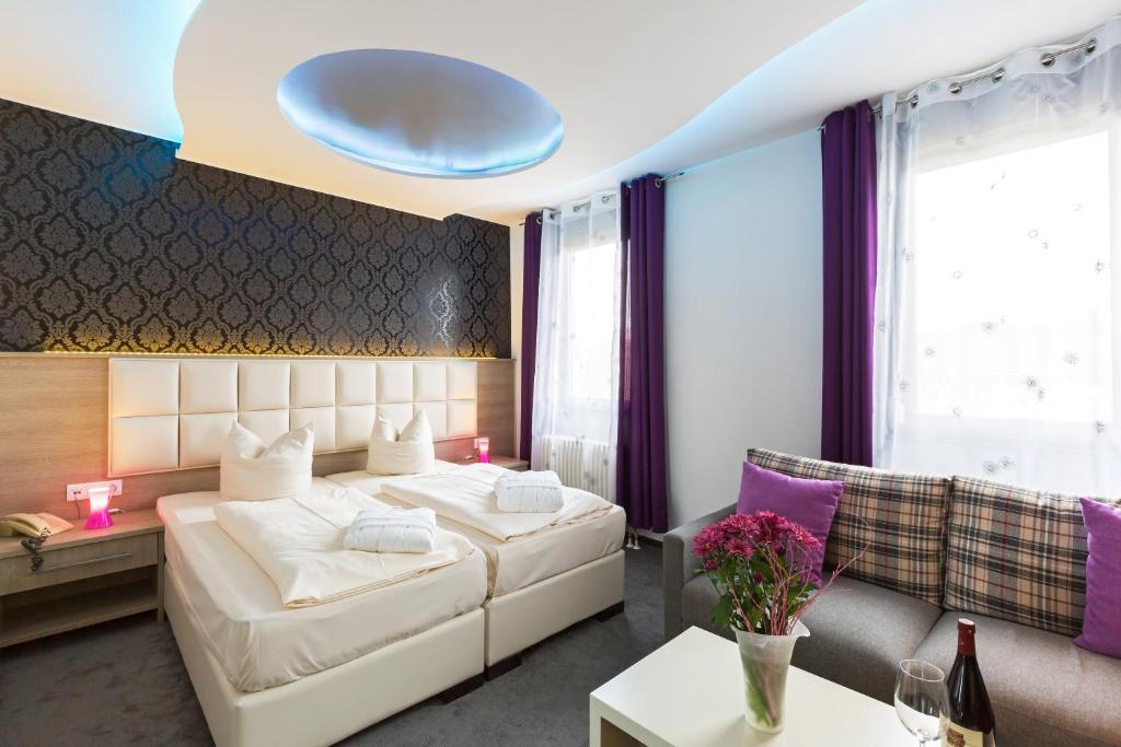 Postel nebo postele na pokoji v ubytování Bavaria Hotel Münchner Hof Superior