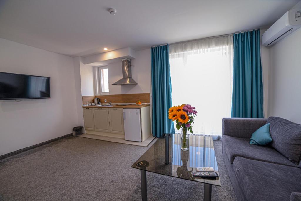 A television and/or entertainment centre at Hotel Zonya
