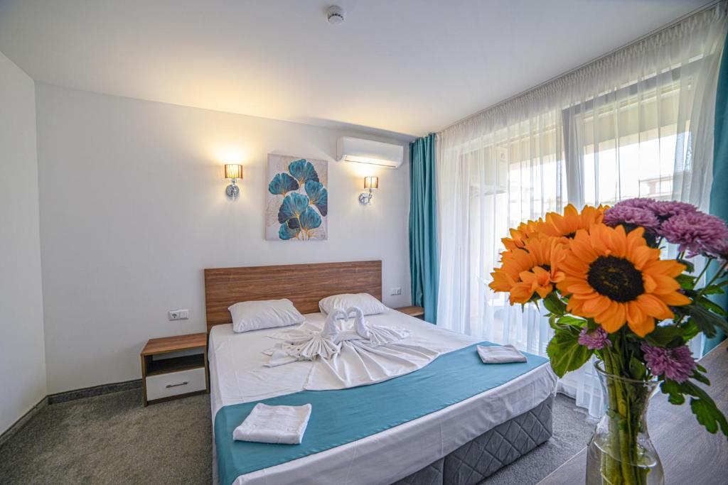 A bed or beds in a room at Hotel Zonya