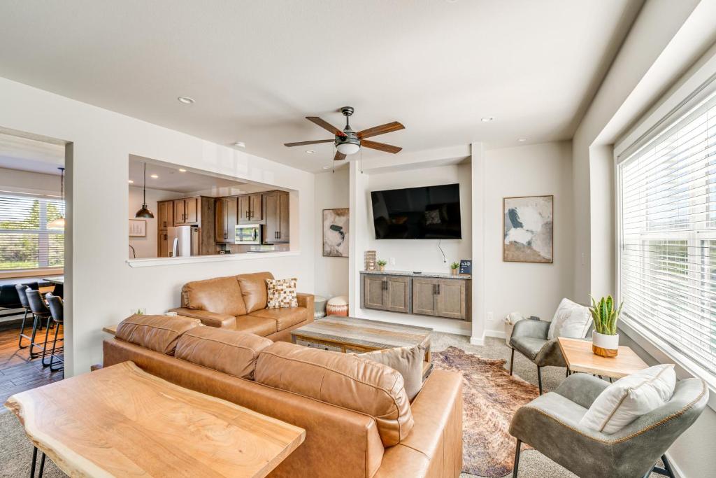 un soggiorno con un divano e una TV di Private Hot Tub Newly Built Fraser Townhome a Fraser