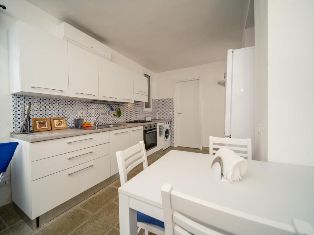 A cozinha ou cozinha compacta de LA FINESTRA SUL MARE - Antonella Apartment