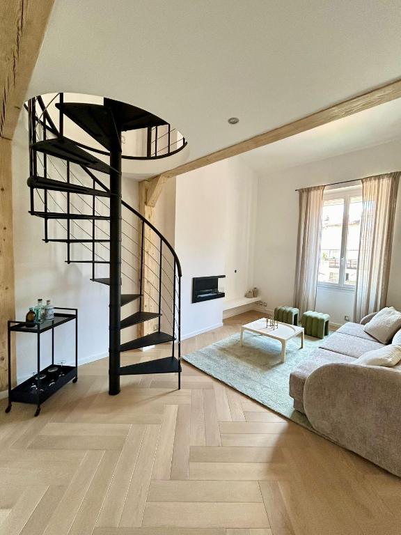 - un salon avec un escalier en colimaçon et un canapé dans l'établissement Luxury Loft in Central Marseille, à Marseille