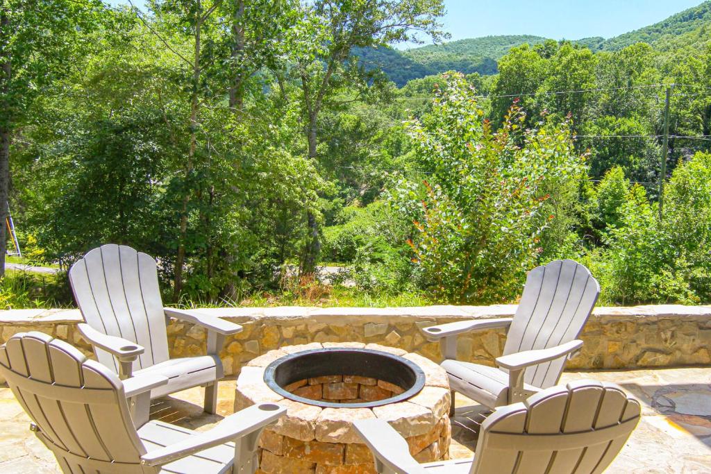 due sedie e un braciere con le montagne sullo sfondo di Comfy Asheville Vacation Rental with Hot Tub! ad Asheville