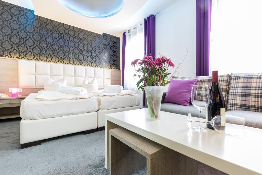Postel nebo postele na pokoji v ubytování Bavaria Hotel Münchner Hof Superior