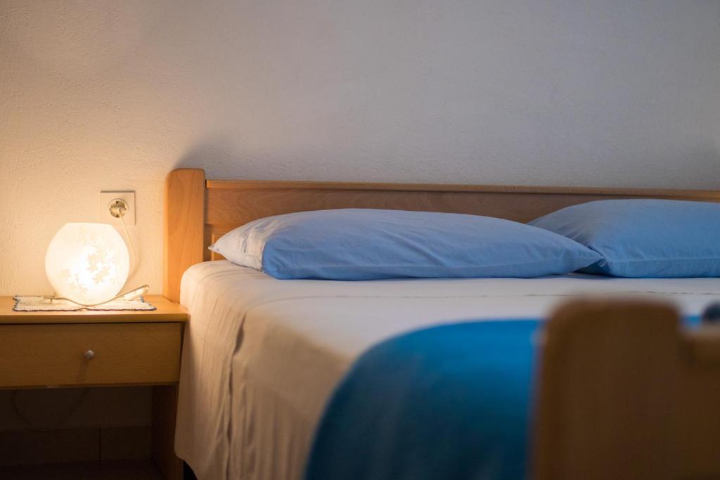 Posteľ alebo postele v izbe v ubytovaní Apartmani Dekanić Krk