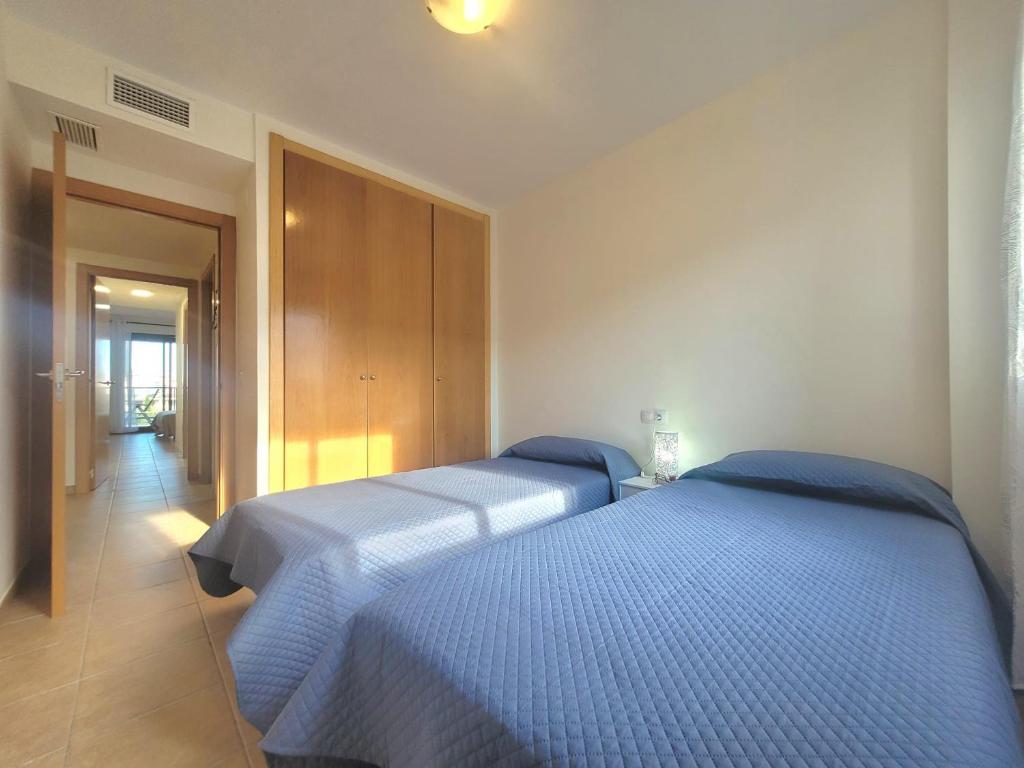 two beds sitting next to each other in a bedroom at Urbanización Panorámica Golf in Sant Jordi