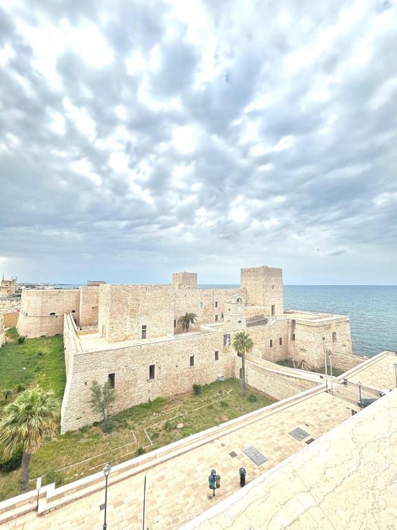 an old castle with the ocean in the background at BeB all'Ombra del Castello in Trani