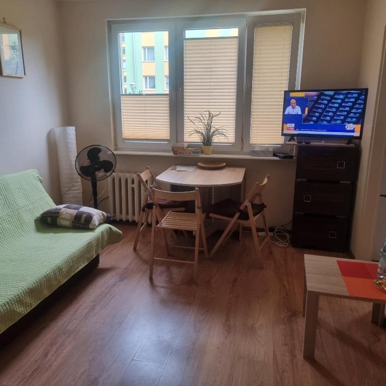 Televízia a/alebo spoločenská miestnosť v ubytovaní Apartament na Przymorzu