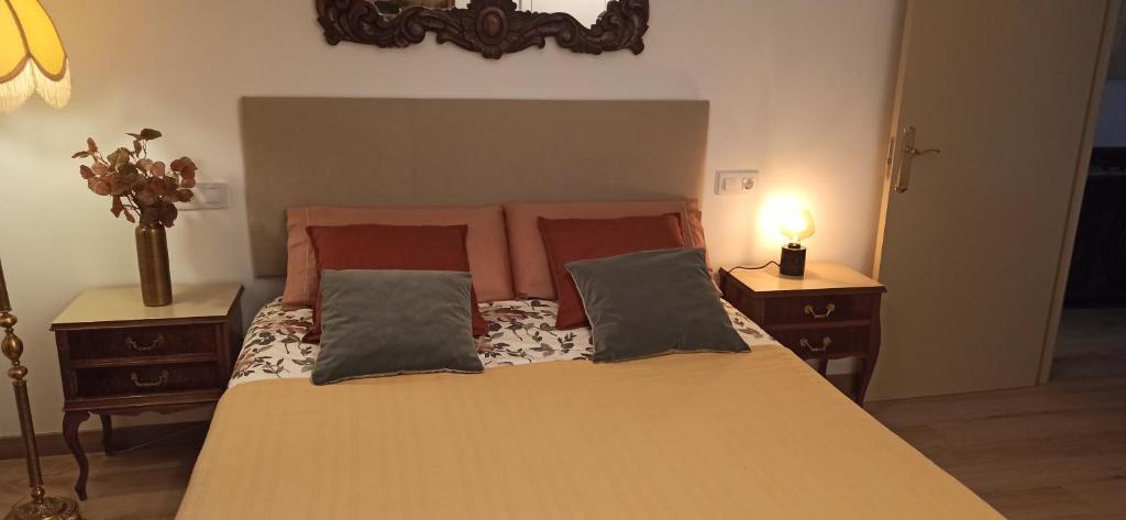 ein Schlafzimmer mit einem Bett mit zwei Tischen und einer Lampe in der Unterkunft La Casa de Mendaza UAT01610 in Mendaza