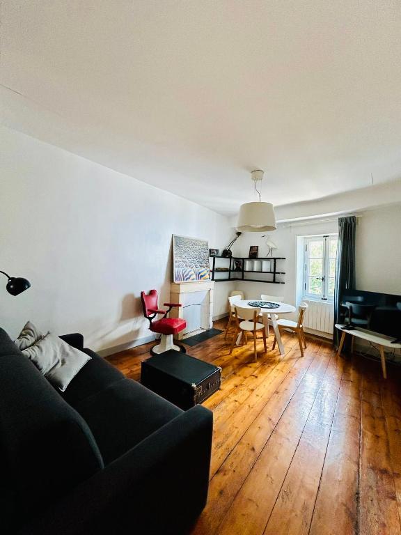 un salon avec un canapé et une table dans l'établissement Dormir à la Rochelle 2 - 50m2 - 1 chambre, à La Rochelle