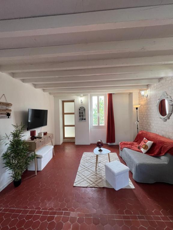 un salon avec un canapé et une télévision dans l'établissement MAGNIFIQUE DUPLEXE calme et climatisé, à 2 pas d'intra muros, à Avignon
