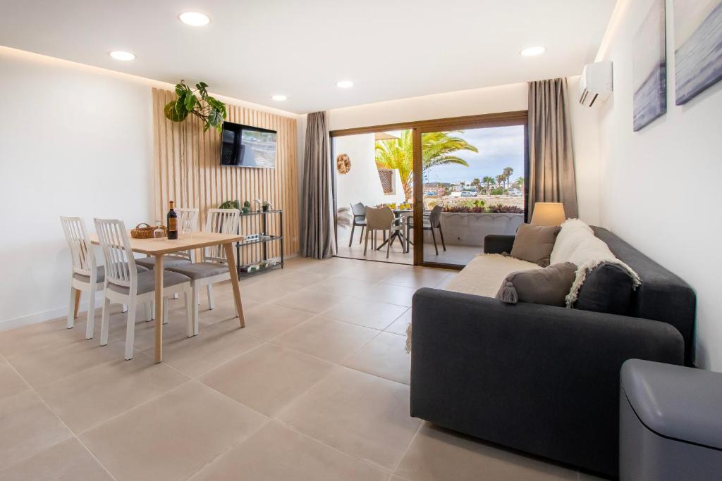A seating area at Newly renovated, luxurious apartment with a heated pool, 259