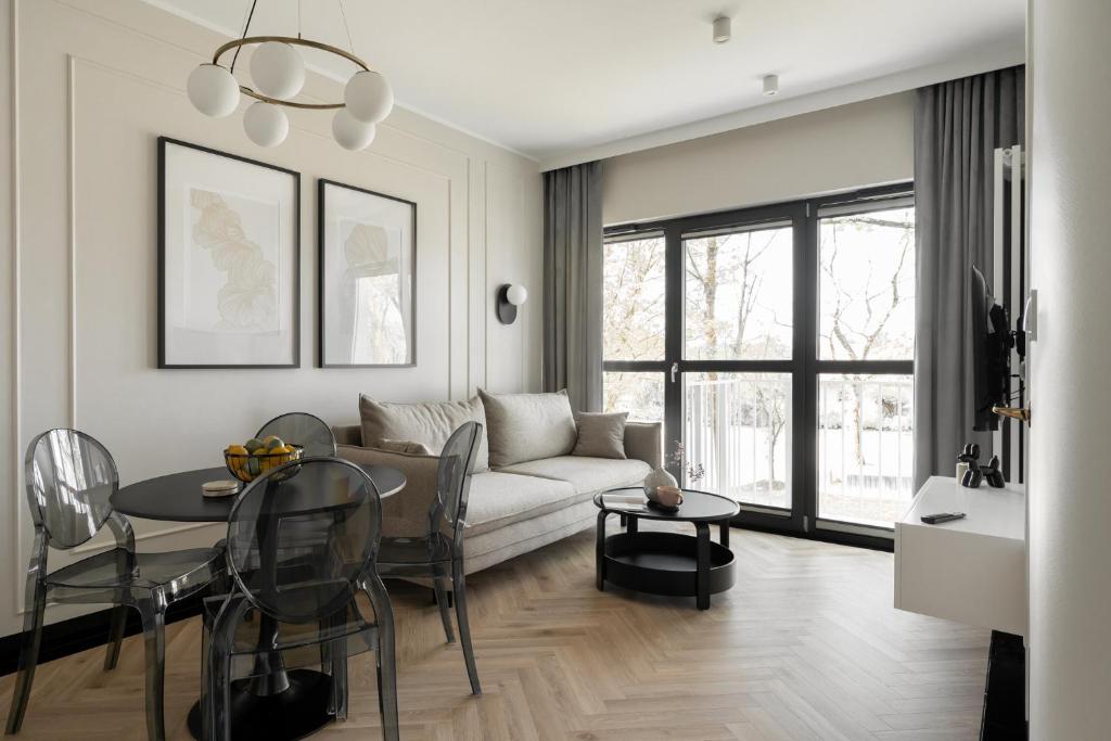 a living room with a couch and a table at M&K Apartament Perła Sobieszewo - Wyspa Sobieszewska in Jazowa