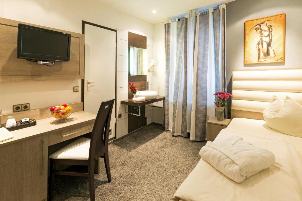 Postel nebo postele na pokoji v ubytování Bavaria Hotel Münchner Hof Superior