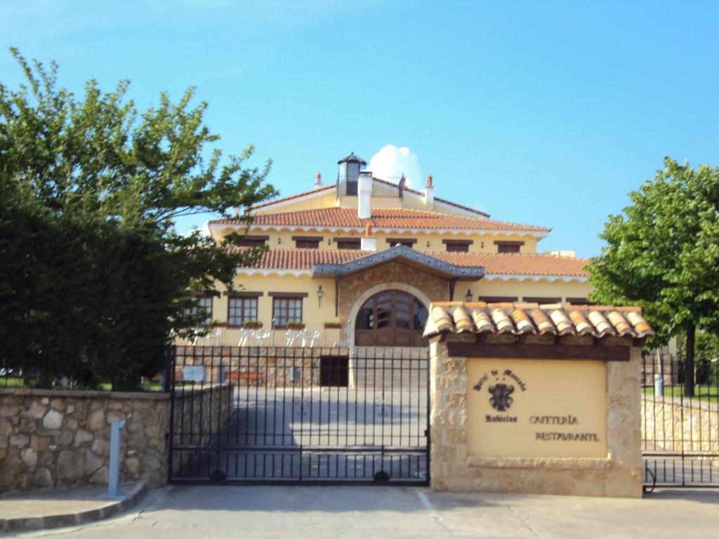 a gate in front of a building at Hotel de Montaña Rubielos in Rubielos de Mora