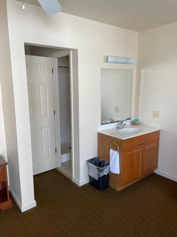 Atlantic Coast Inn - Queen Room