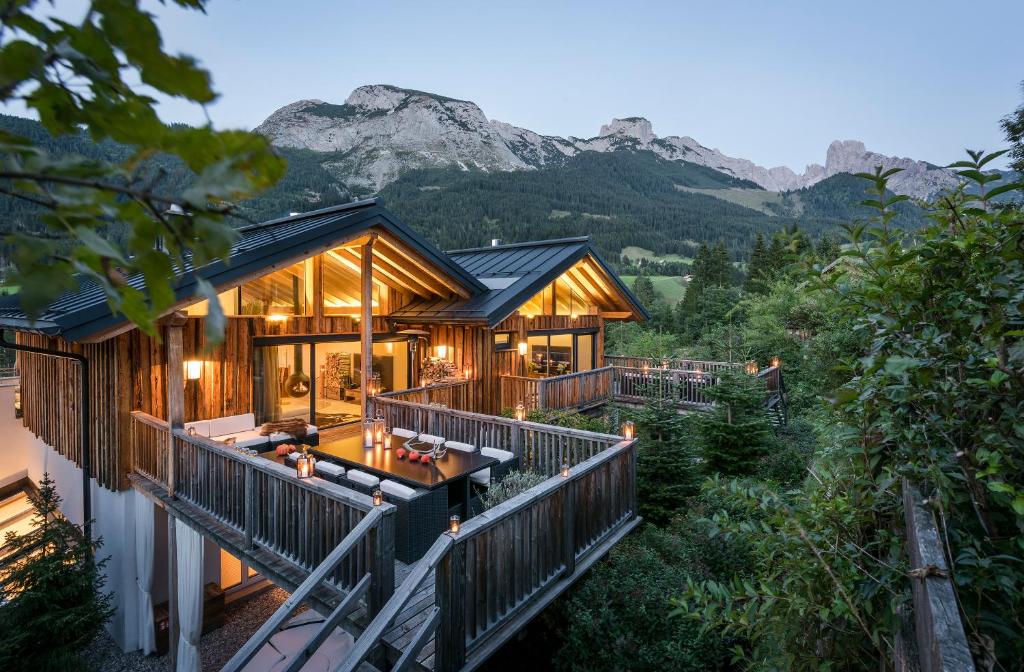 a house with a view of a mountain at Luxuslodge - Zeit zum Leben in Annaberg im Lammertal