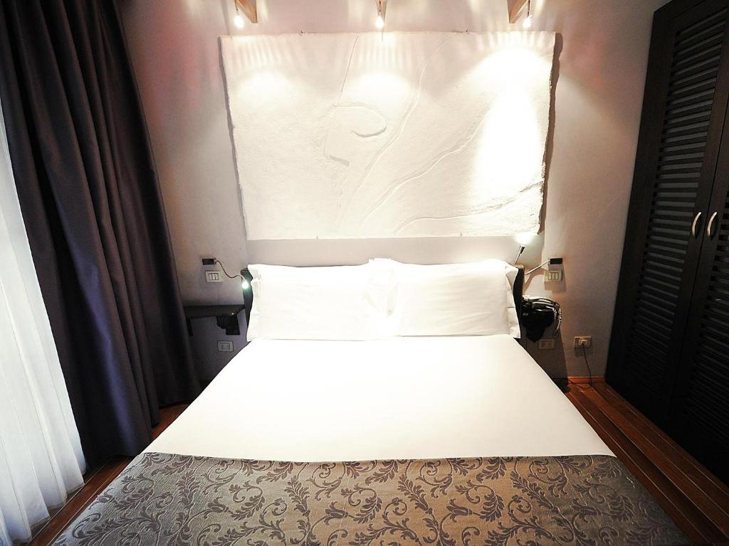 Łóżko lub łóżka w pokoju w obiekcie Borghese Palace Art Hotel