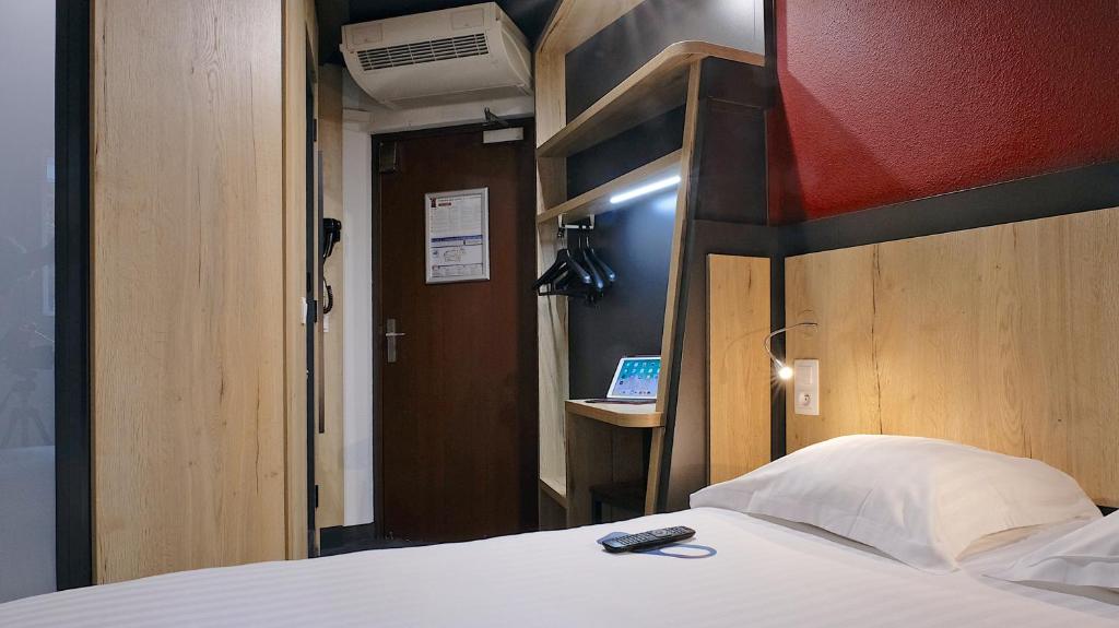 Postel nebo postele na pokoji v ubytování In Hotel Nancy Frouard