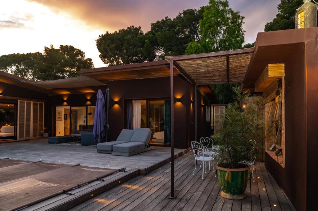 une terrasse avec un canapé et une chaise sur une maison dans l'établissement Villa luxueuse en bord de mer, à La Seyne-sur-Mer