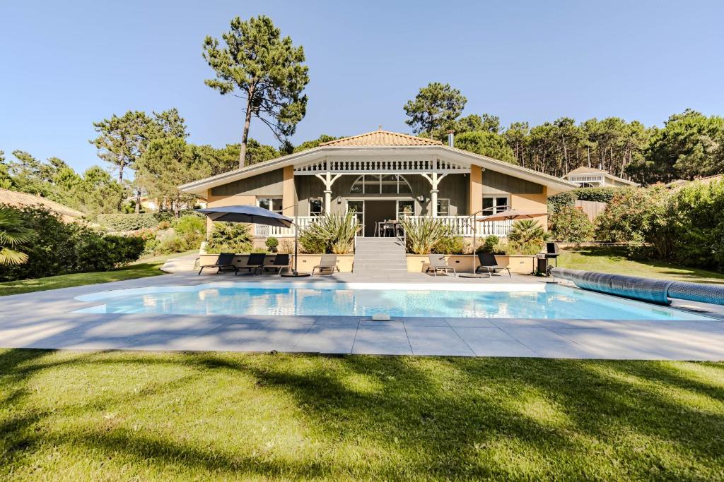 Villa rénovée,piscine chauffée, dans les pins à 4min de l'océan-AG29