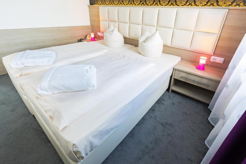 Postel nebo postele na pokoji v ubytování Bavaria Hotel Münchner Hof Superior