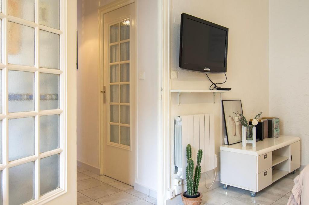 TV a/nebo společenská místnost v ubytování Appartement 32m2 Juan les Pins 350 m plage climatisé WIFI centre