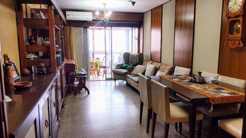 a living room with a table and a living room with a couch at Habitación silenciosa Nº2 en Dpto Compartido in Cordoba