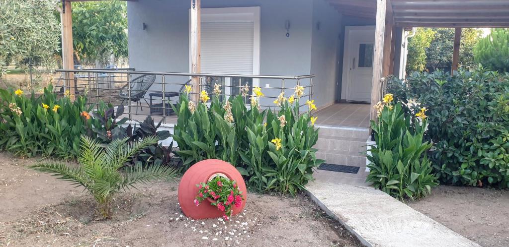 Vrt ispred objekta Annashousethassos