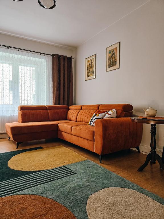 un salon avec un canapé et une table dans l'établissement Apartament Szymanowskiego 15, à Toruń