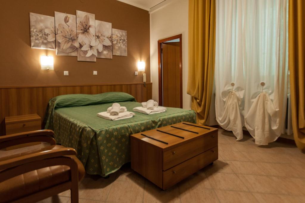 Postel nebo postele na pokoji v ubytování Hotel Orsini