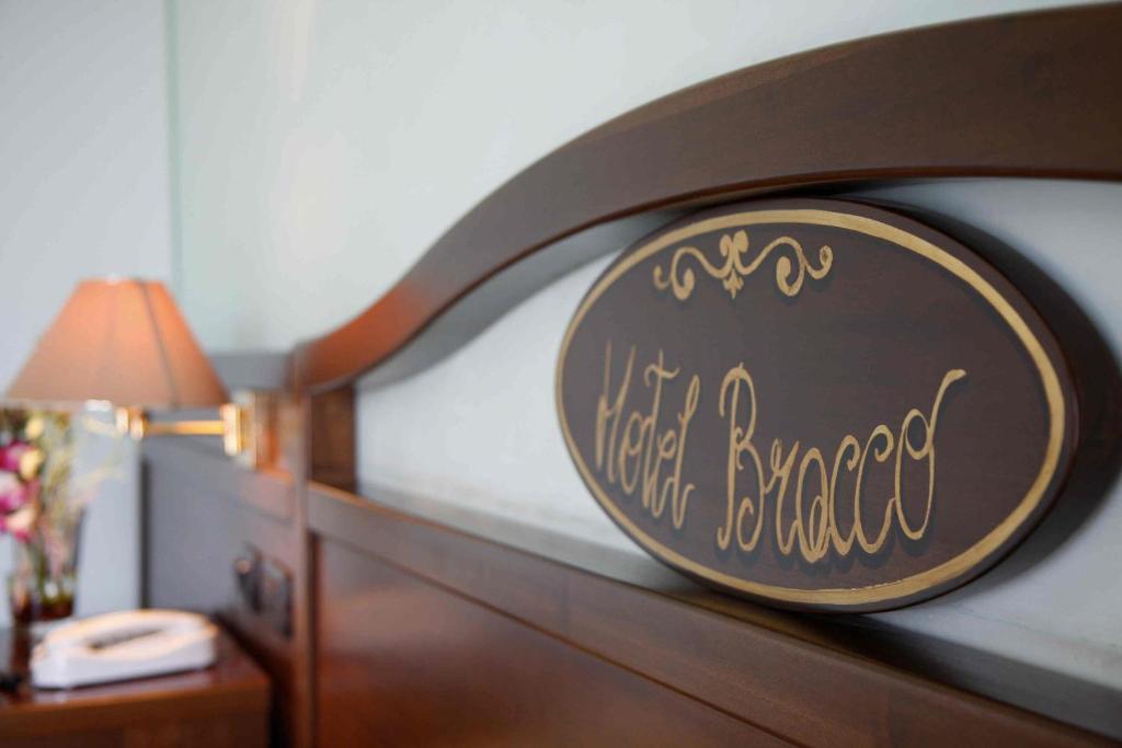 - un panneau sur un lit dans une chambre d'hôtel dans l'établissement Hotel Bracco, à Loreggia
