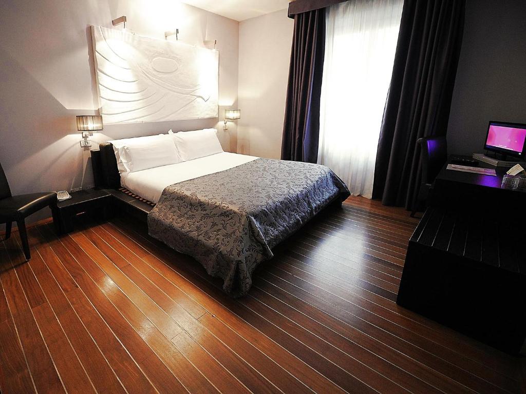 Łóżko lub łóżka w pokoju w obiekcie Borghese Palace Art Hotel