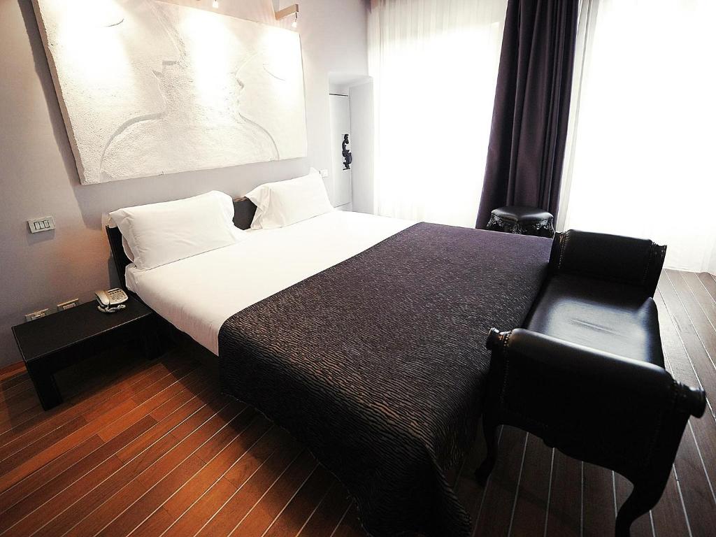 Łóżko lub łóżka w pokoju w obiekcie Borghese Palace Art Hotel