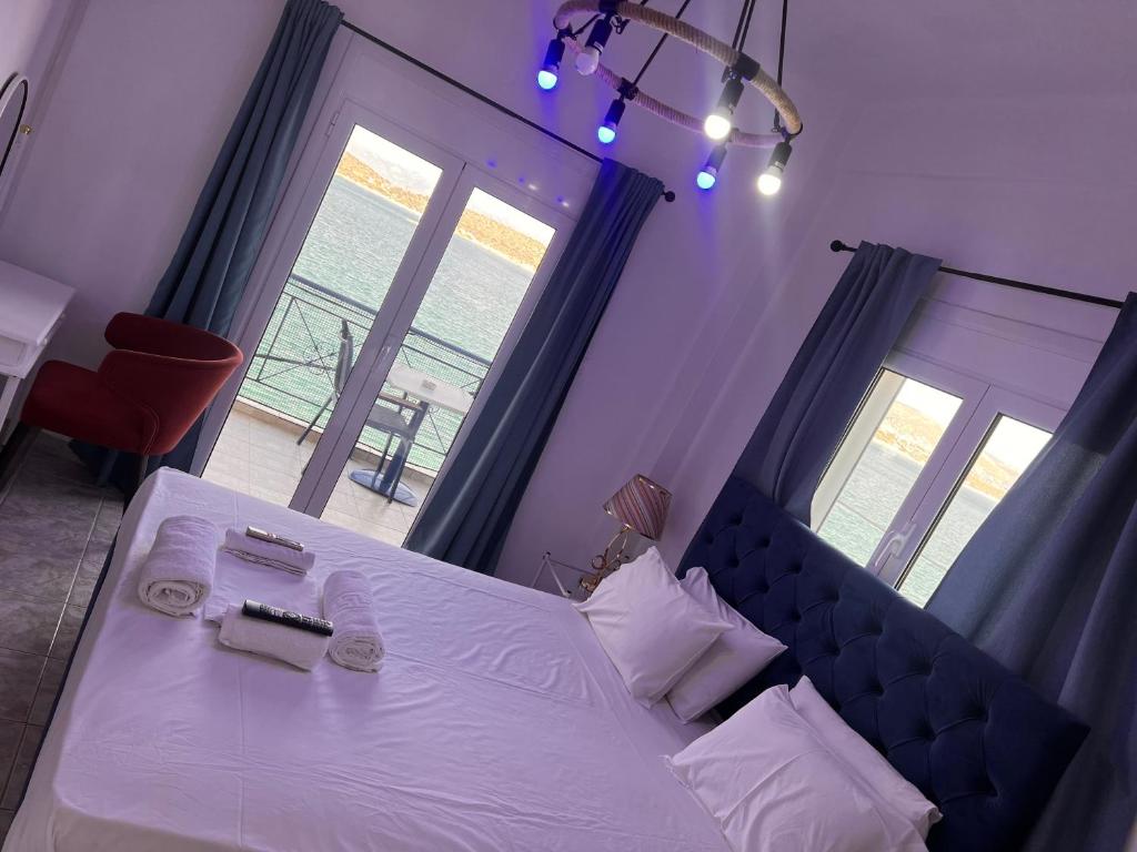 Postel nebo postele na pokoji v ubytování blue Hotel